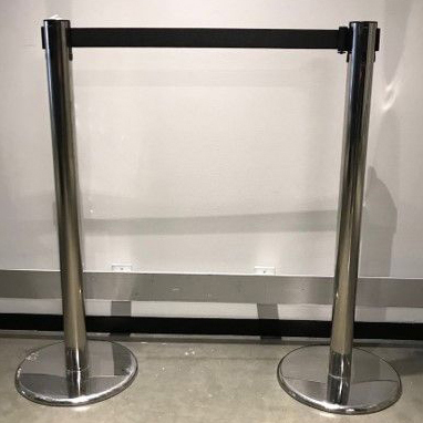 Retractable stanchion
